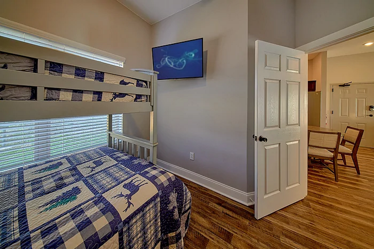 Bunk beds: Twin over full bed