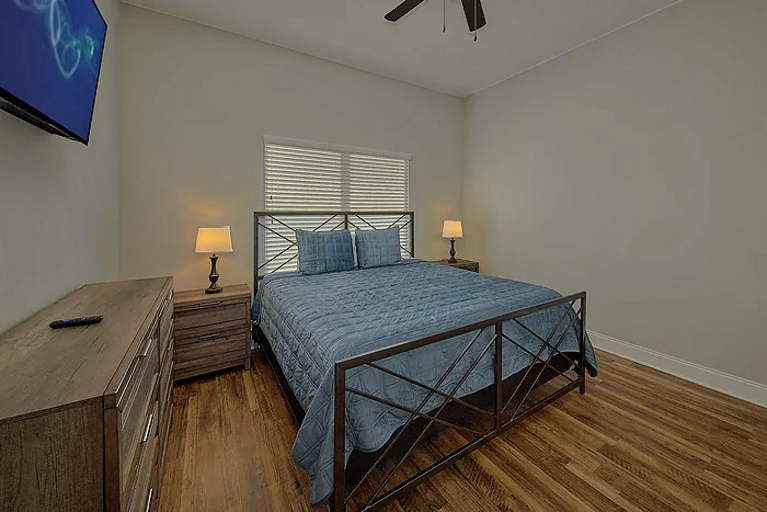 Primary Bedroom with King Bed, Cable TV and Wifi 