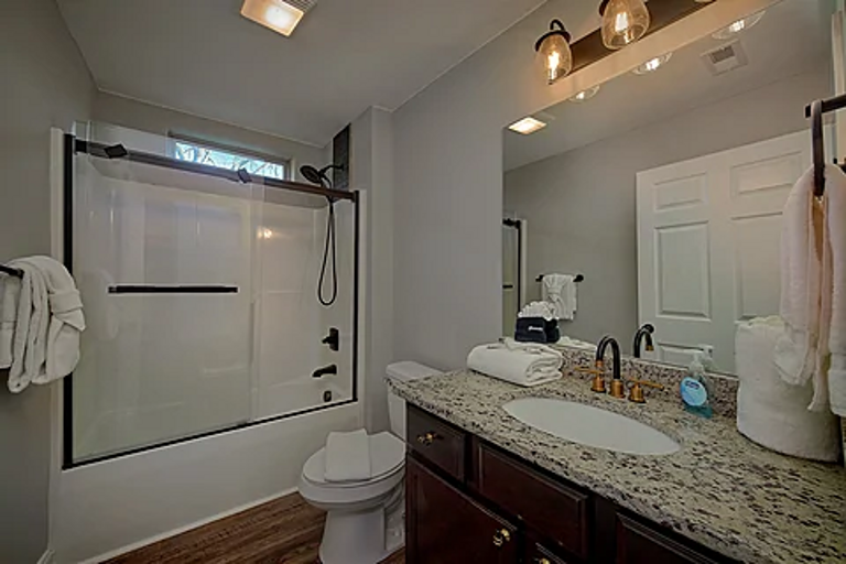 Full bathroom, towels included