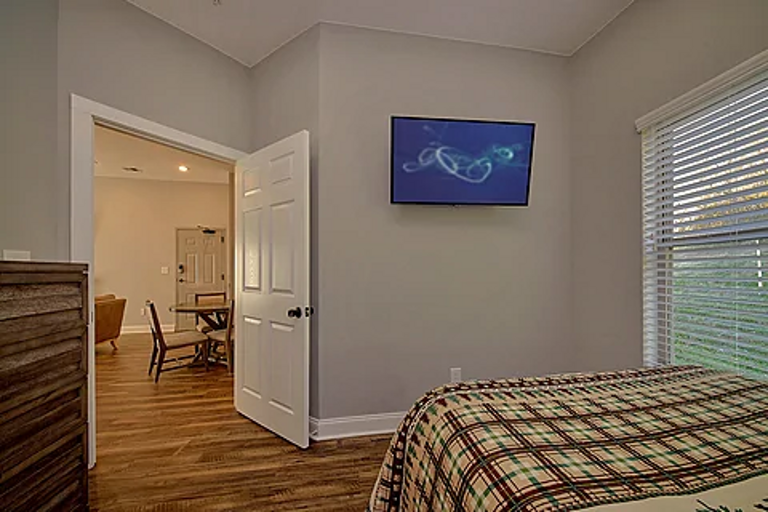 Bedroom with queen bed,wifi and smart tv