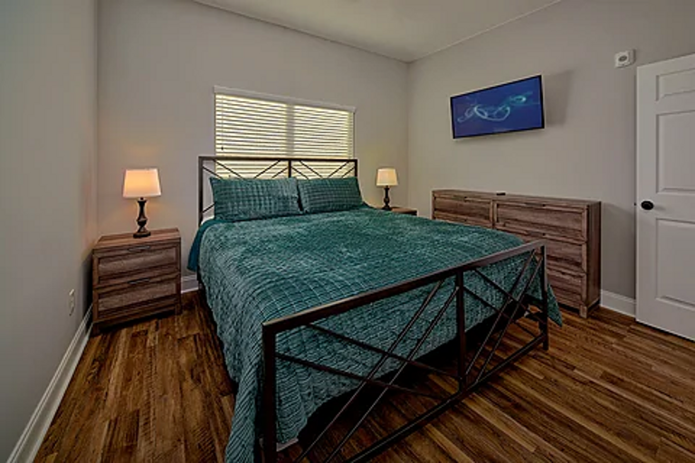 Primary Bedroom with King Bed, Cable TV and Wifi 