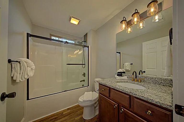 Full bathroom, towels provided