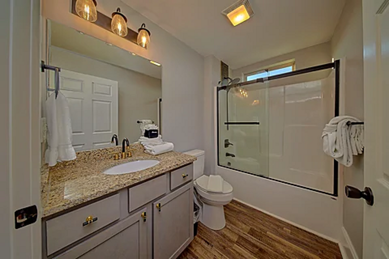 Full bathroom, towels provided