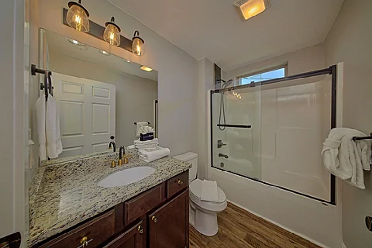 Full bathroom, towels provided