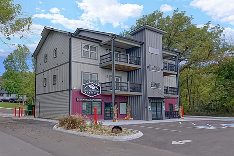 Condo located in Sevierville, minutes away from many attractions and restaurants.