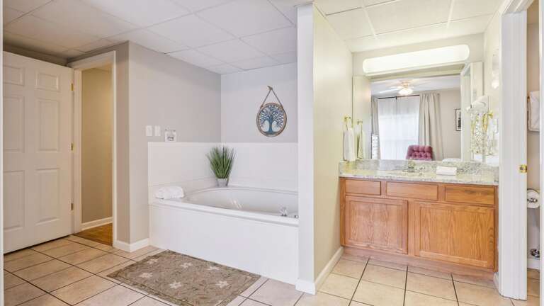 Primary Bedroom with King Bed, Private Bathroom, Cable TV and Wifi Primary Bedroom with King Bed, Private Bathroom, Cable TV and Wifi