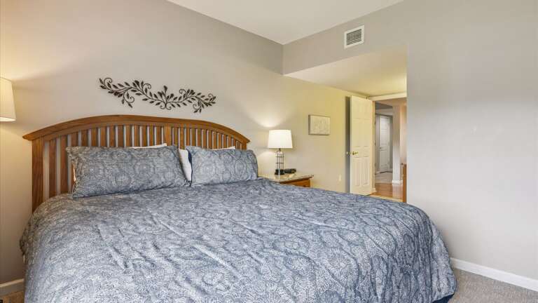 King Bedroom with Cable TV and WIfi King Bedroom with Cable TV and WIfi