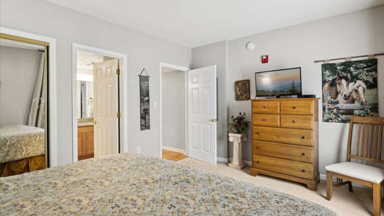 King Bedroom with Cable TV and WIfi King Bedroom with Cable TV and WIfi