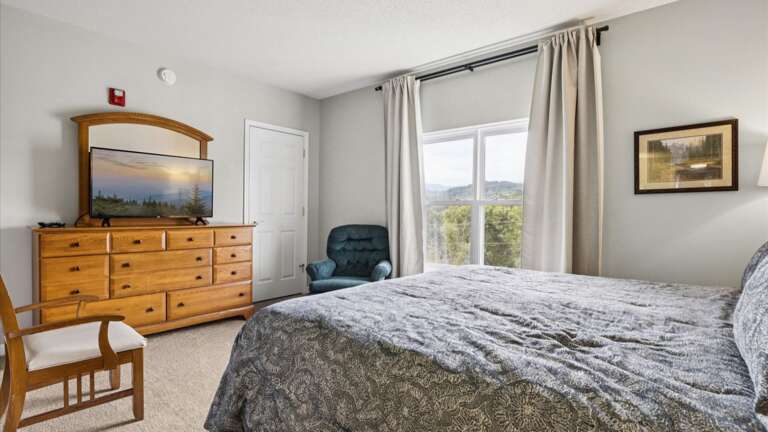 King Bedroom with Cable TV and WIfi King Bedroom with Cable TV and WIfi