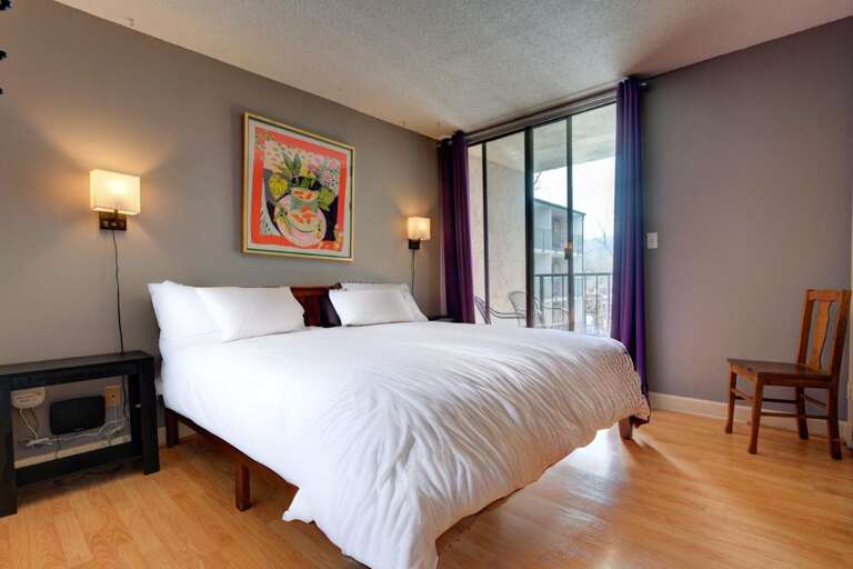 Bedroom with King Bed, Cable TV and Wifi Bedroom with King Bed, Cable TV and Wifi