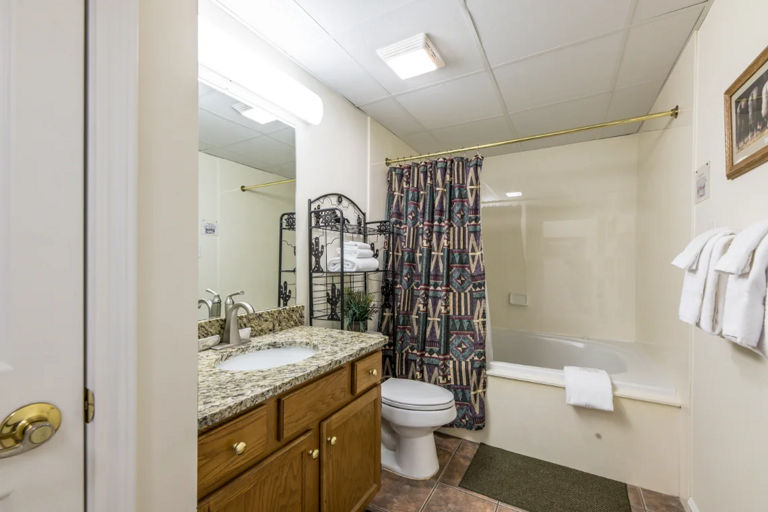 Full Bathroom, Towels Provided