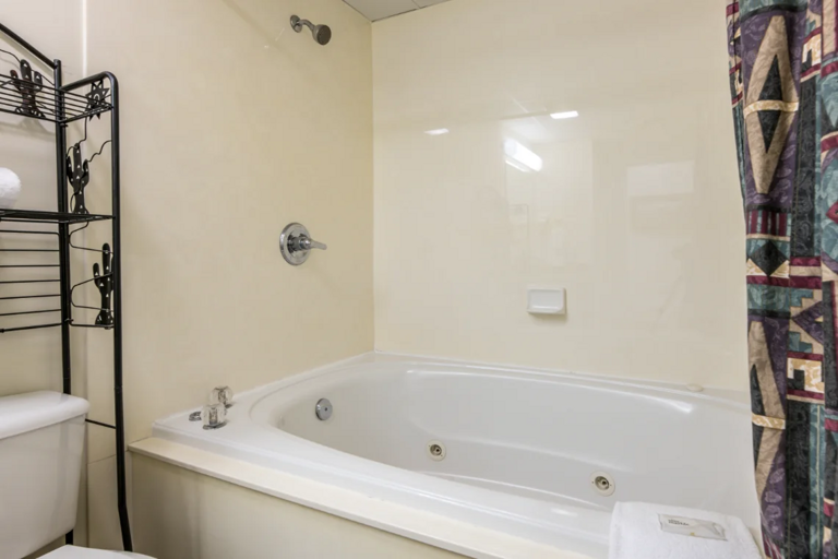 Full Bathroom, Towels Provided