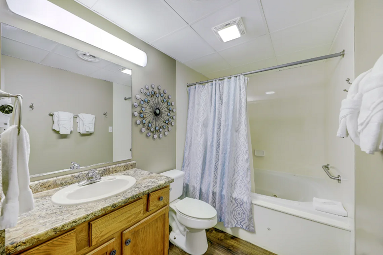 Full Bathroom, Towels Provided