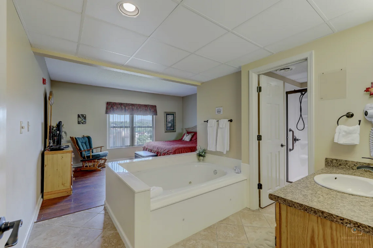 Primary Bedroom with King Bed, Private Bathroom, Cable TV and Wifi