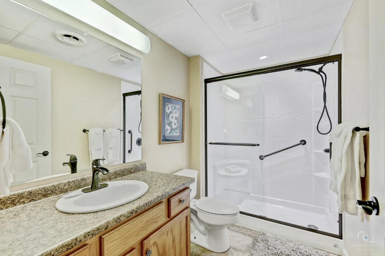 Full Bathroom, Towels Provided