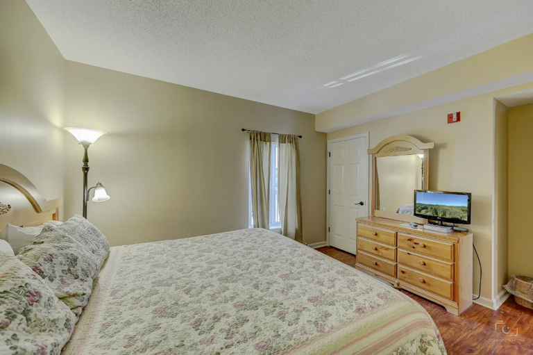 King Bedroom with Cable TV and WIfi