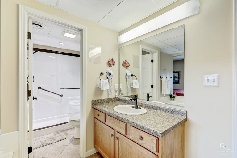 Primary Bedroom with King Bed, Private Bathroom, Cable TV and Wifi