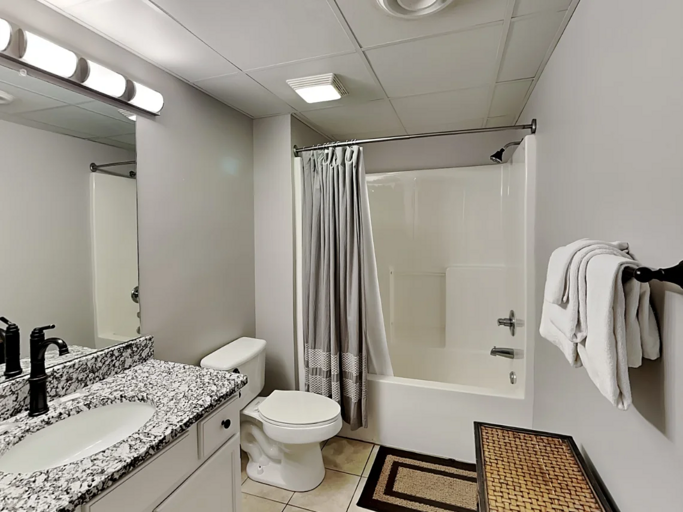 Full Bathroom, Towels Provided