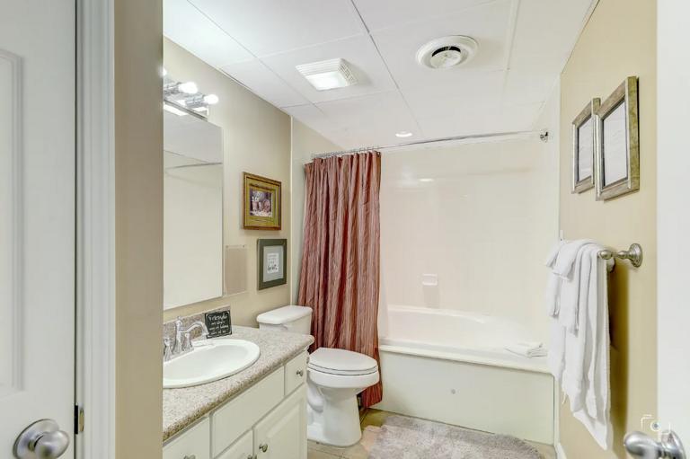 Full Bathroom, Towels Provided