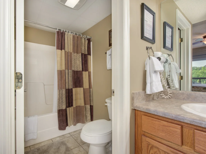 Primary Bedroom with King Bed, Private Bathroom, Cable TV and Wifi