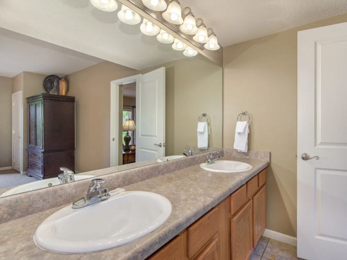 Full Bathroom, Towels Provided