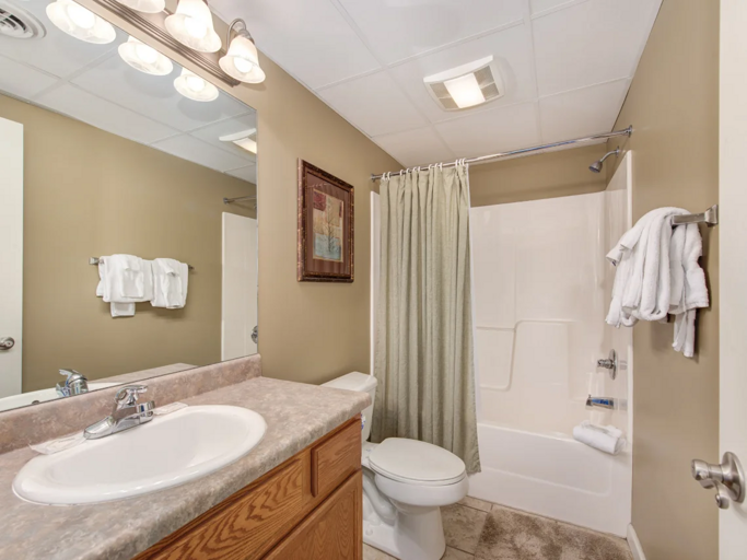 Full Bathroom, Towels Provided