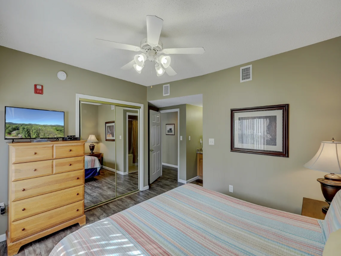 Bedroom with King Bed, Private Bathroom, Cable TV and Wifi