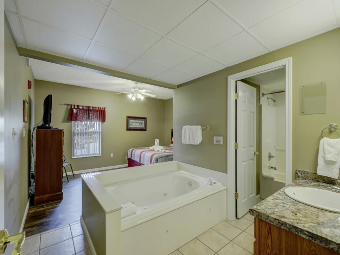 Primary Bedroom with King Bed, Private Bathroom, Cable TV and Wifi