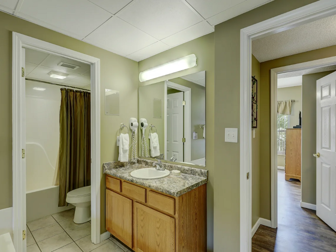 Primary Bedroom with King Bed, Private Bathroom, Cable TV and Wifi