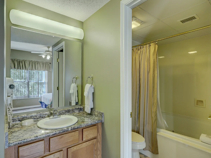 Bedroom with King Bed, Private Bathroom, Cable TV and Wifi