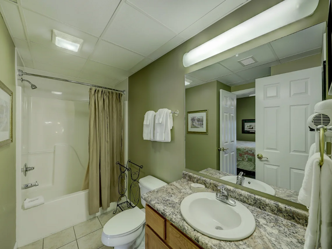 Full Bathroom, Towels Provided