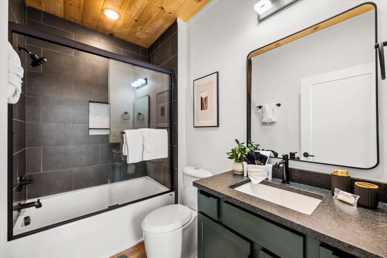 Full bathroom, towels provided