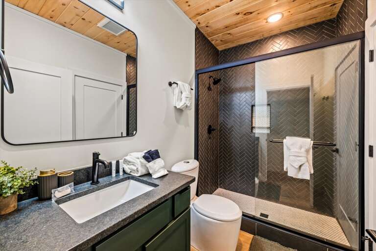 Full bathroom, towels provided