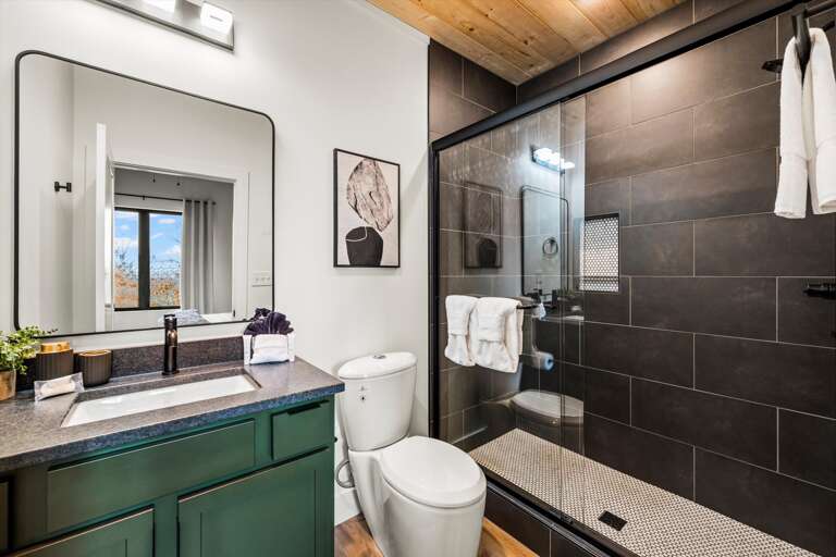 Full bathroom, towels provided