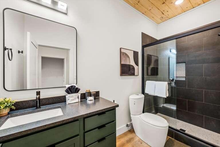 Full bathroom, towels provided