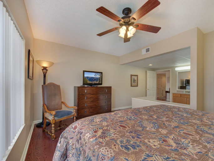 Primary Bedroom with King Bed, Private Bathroom, Cable TV and Wifi