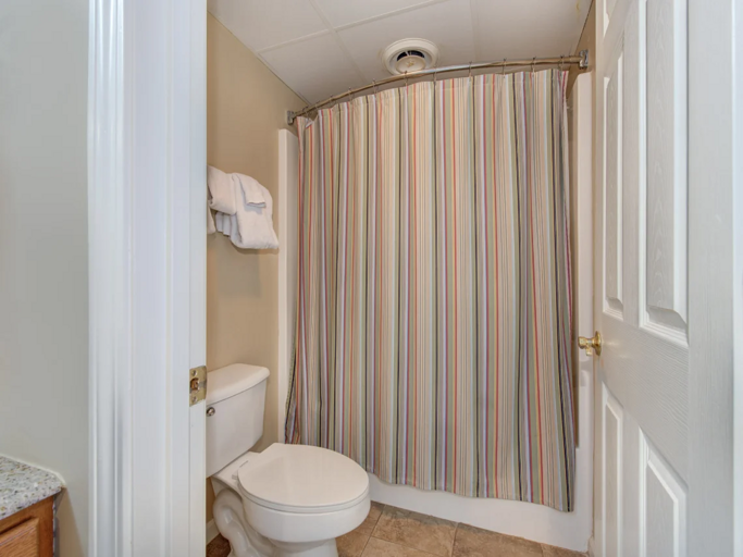 Primary Bedroom with King Bed, Private Bathroom, Cable TV and Wifi