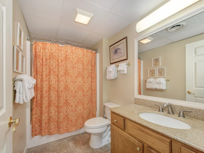 Full Bathroom, Towels Provided