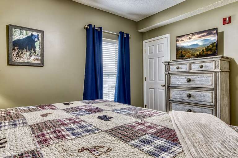 King Bedroom with Cable TV and WIfi