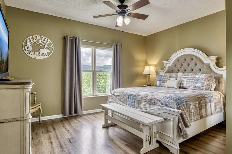 Primary Bedroom with King Bed, Private Bathroom, Cable TV and Wifi