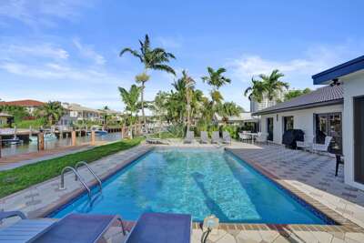 Villa by the Sea🌴  🌊  Luxury Coastal Retreat - 5 Minute walk to beach