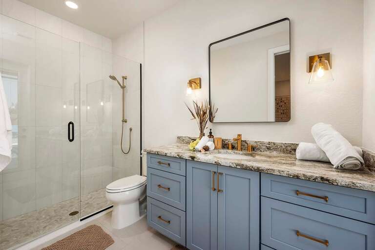 Guest En-Suite Bathroom with Shower and Access to Lanai