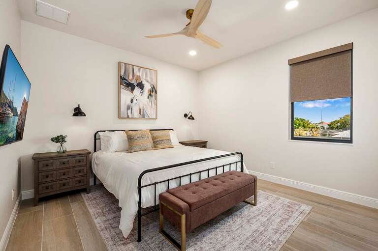 Upstairs King Bedroom with En-Suite Bathroom