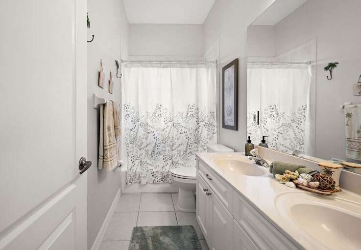 Guest Hallway Bathroom with Shower Tub Combo
