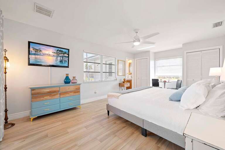 Guest King Bedroom with En-Suite Bathroom/Pool Bath