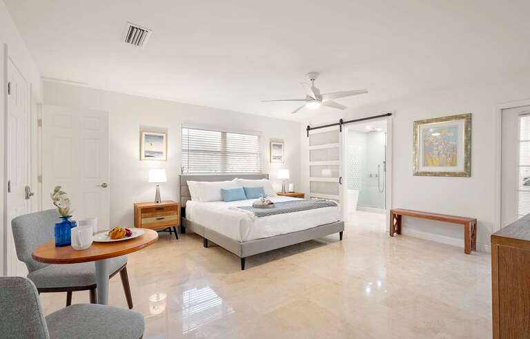 Main King Bedroom with En-Suite Bathroom
