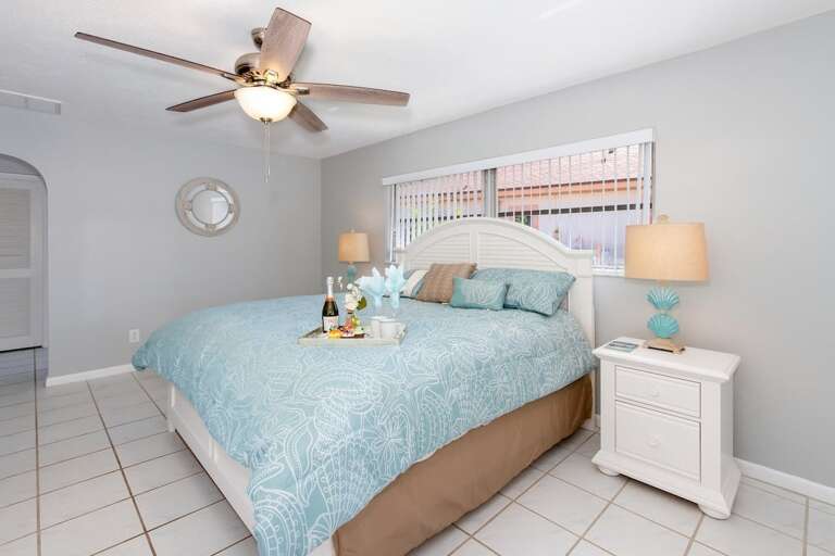 Main King Bedroom with En-Suite Bathroom