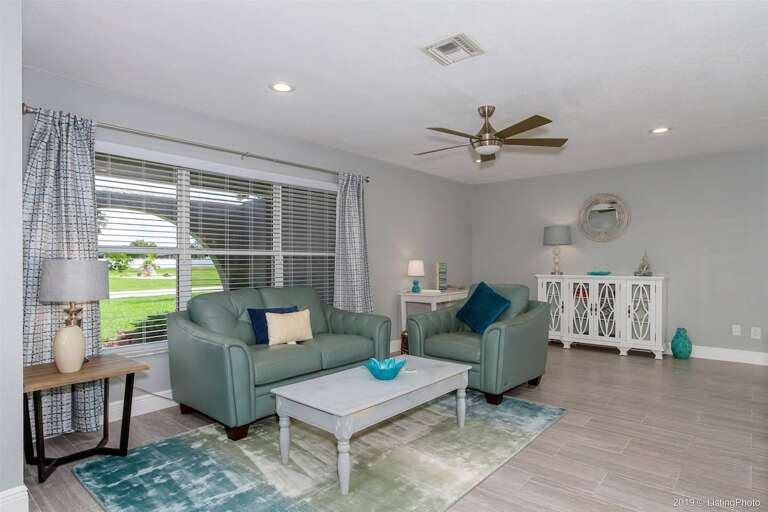 Sitting area with Desk