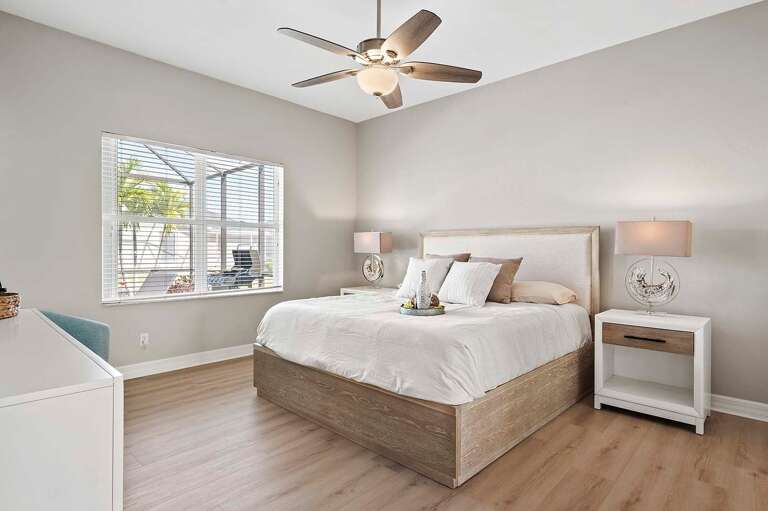 Main King Bedroom Suite with En-Suite Bathroom