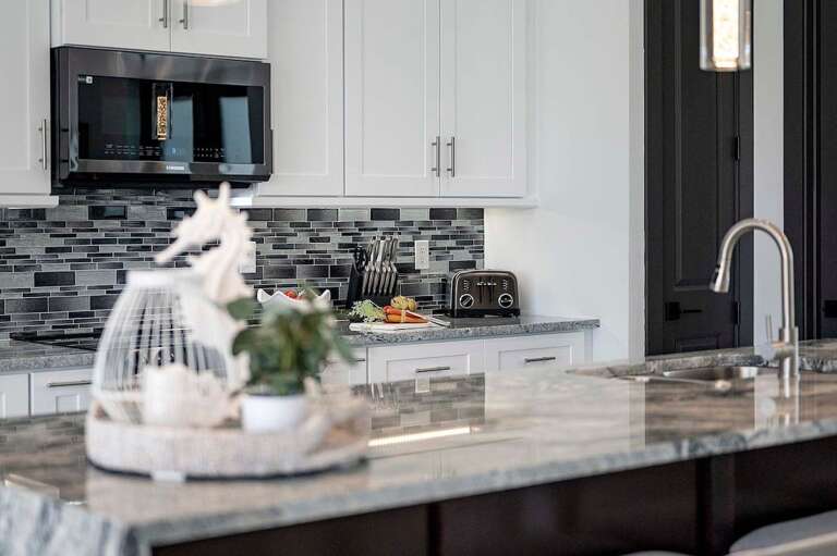 The Kitchen features Modern Applicanes and is fully Equipped